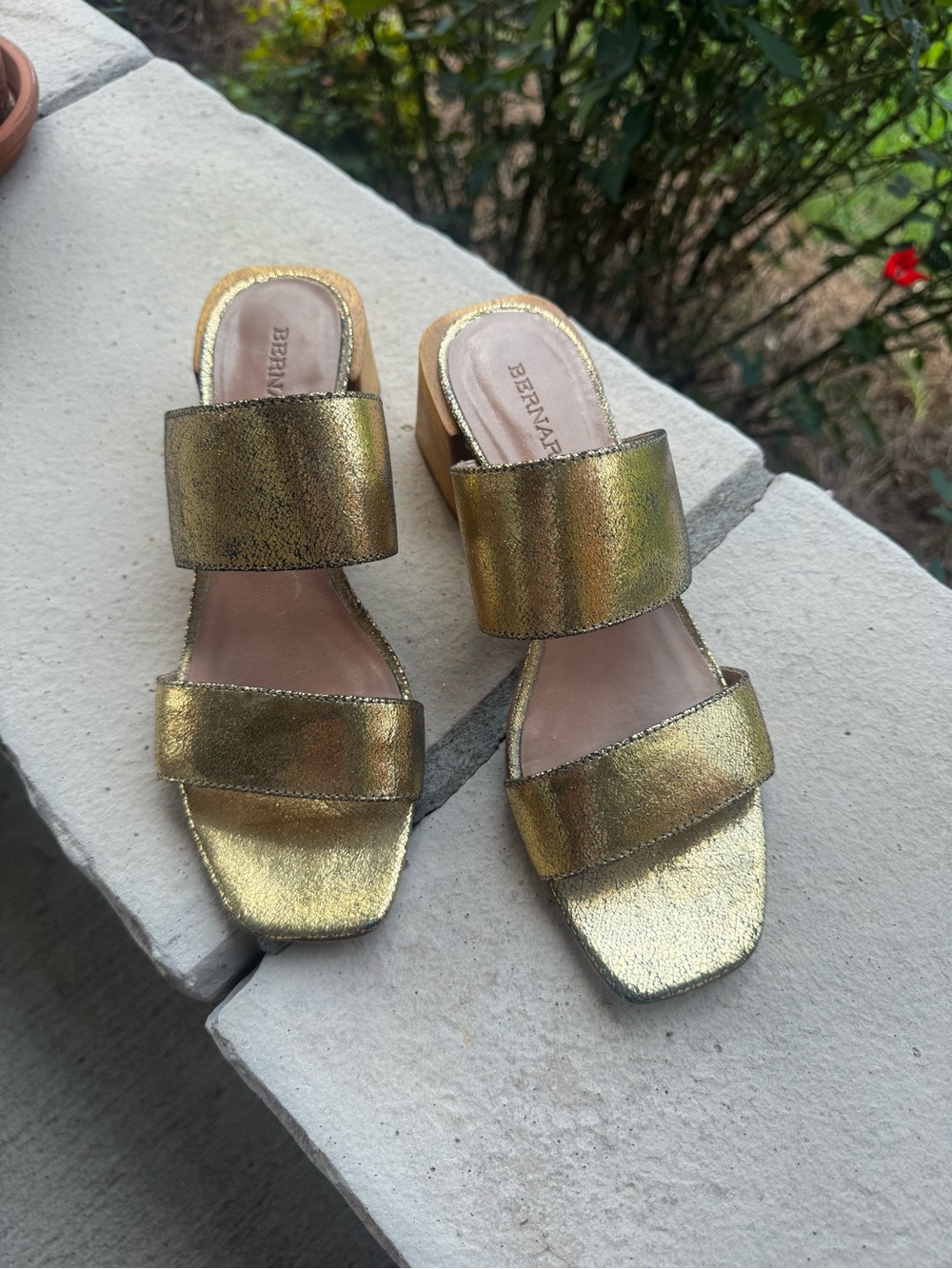 Ladies Bernardo Bri Gold Crackled Slide Leather Sandals Size 8 Wooden Heel